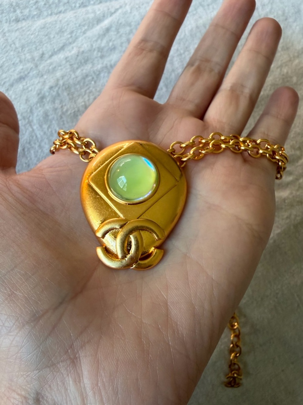 💚Vintage CHANEL Gold-Tone Necklace with Pale Green Cabochon✨ - Picture 6 of 12